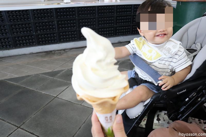 吹田サービスエリアでソフトクリームを食べる息子の画像