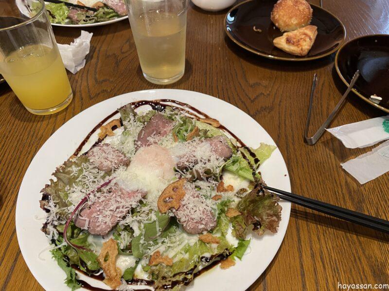 メイン料理のローストビーフ