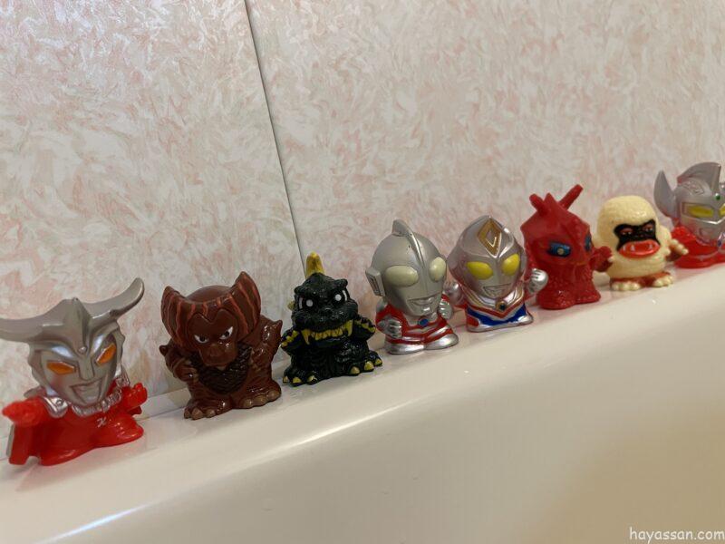 一列に並んでいるウルトラマンの指人形