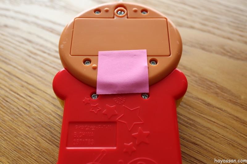 スピーカーにテープを貼っているアンパンマンごきげんメロディリモコン