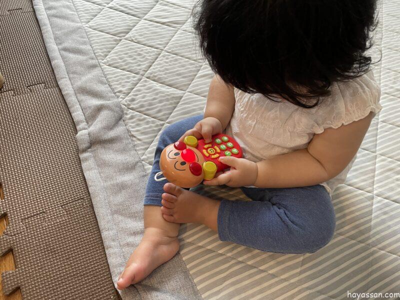 アンパンマンごきげんメロディリモコンで遊ぶ0歳女の子