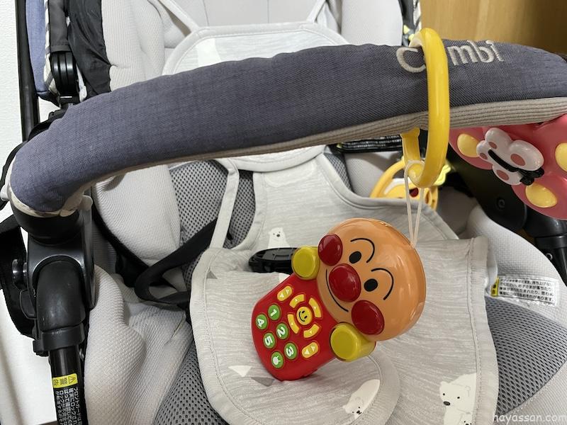 ベビーカーに付けたアンパンマンごきげんメロディリモコン