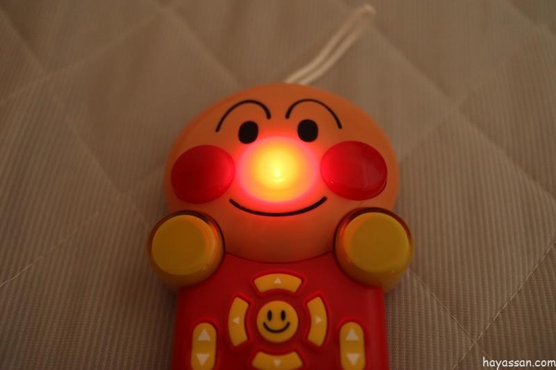 鼻が光っているアンパンマンごきげんメロディリモコン