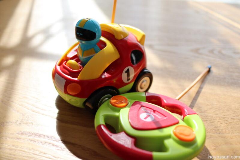 コントローラー付きのcartoon R/C Race car