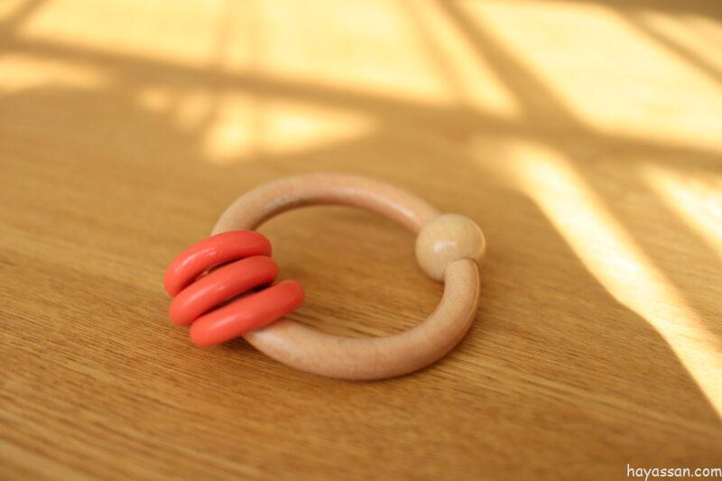 珊瑚色をしたトイサブ!のラトル