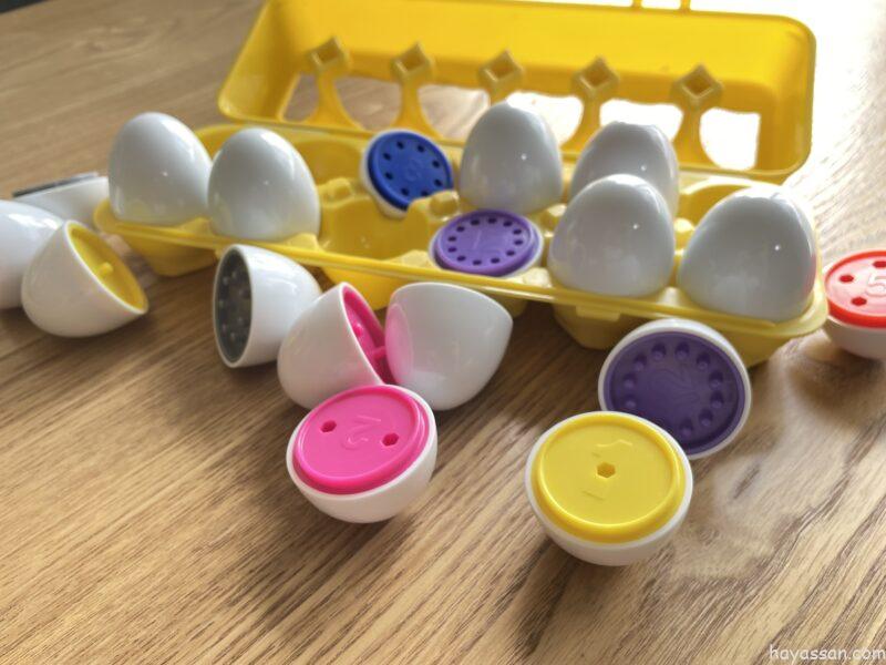 カラフルな卵を並べたcount&match egg
