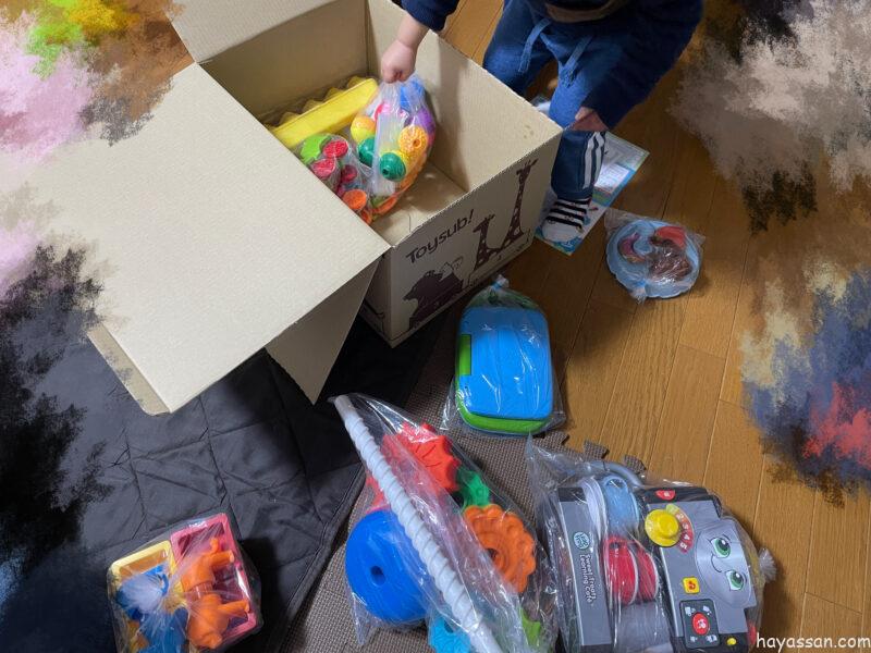 トイサブを利用して、届いたおもちゃを取り出す息子