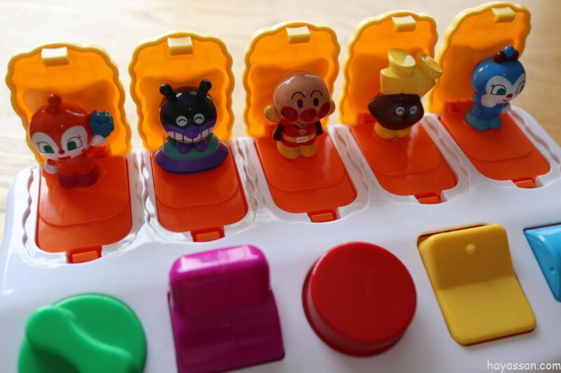 アンパンマンや仲間が出てきている