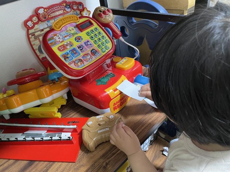 1.5歳がアンパンマンレジスターにお札を入れている