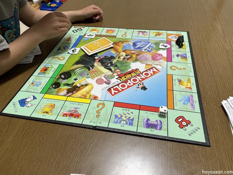 子供とモノポリージュニアで遊んでいる