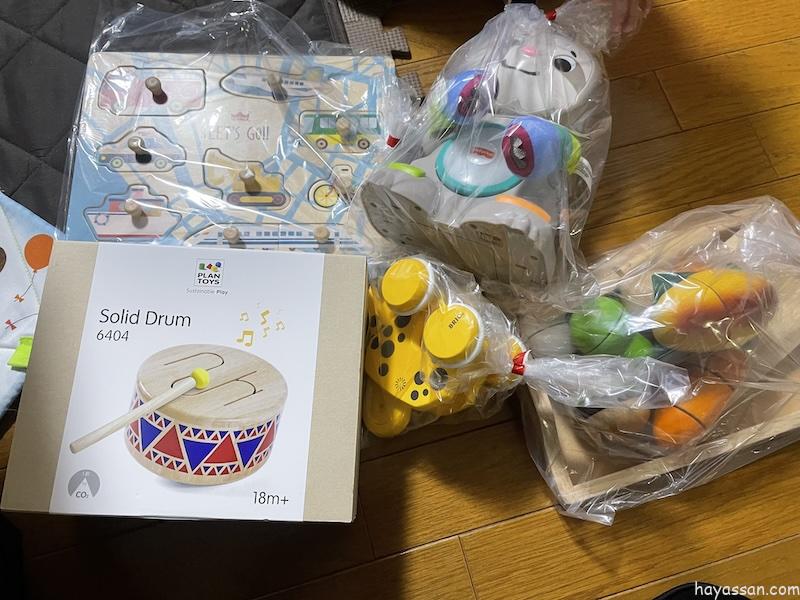 届いたおもちゃを並べている画像