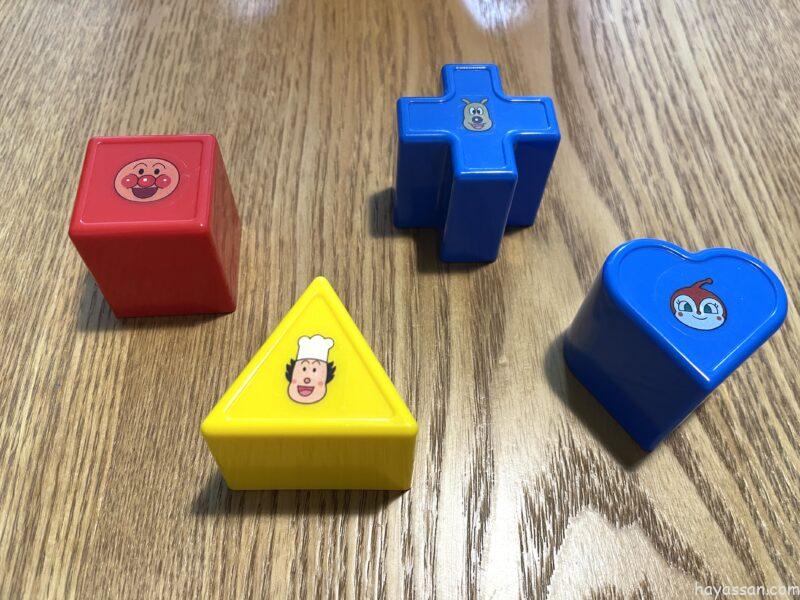 アンパンマンの育脳まるまるパズルの簡単な形のパーツ