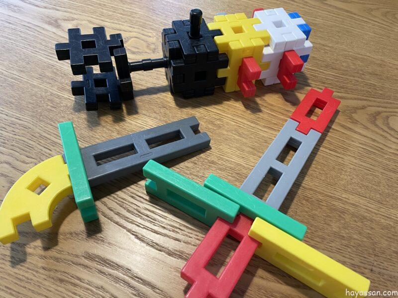ニューブロックで作った剣や銃とカブトムシ