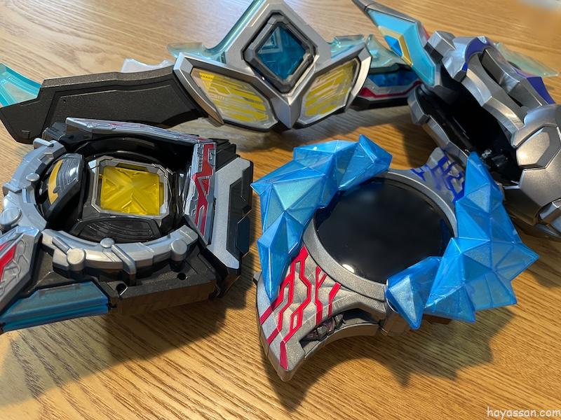 ウルトラマンデッカー、ブレーザー、アークの変身アイテムと剣